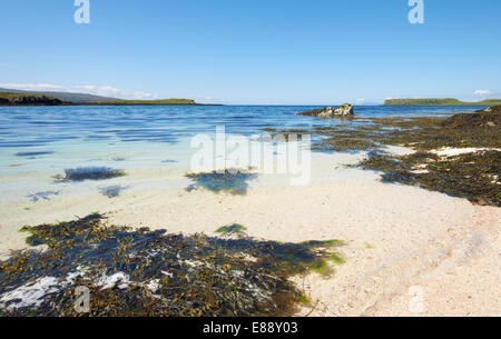 Die Coral Strände an den Ufern des Loch Dunvegan in der Nähe von Claigan mit der Insel Lampay vor der Küste. Stockfoto