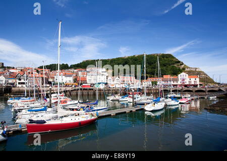 Yachten im alten Hafen unter dem Burgberg, Scarborough, North Yorkshire, Yorkshire, England, Vereinigtes Königreich, Europa Stockfoto