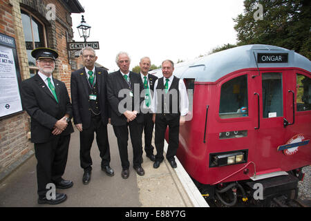 Cravens Erbe U-Bahn Freiwillige auf der Plattform bei Ongar Bahnhof, Epping Ongar Railway, Essex, England, UK Stockfoto