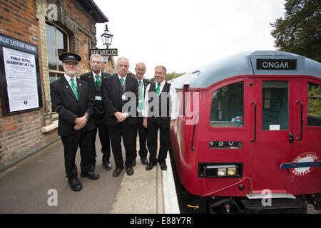 Cravens Erbe U-Bahn Freiwillige auf der Plattform bei Ongar Bahnhof, Epping Ongar Railway, Essex, England, UK Stockfoto