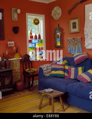 Gestreiften Sofa im 80er Haus Wohnzimmer Stockfoto, Bild: 212411989 - Alamy