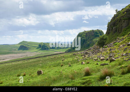 Der Hadrianswall Blick in der Nähe von Crag Lough in Northumberland, North East England. VEREINIGTES KÖNIGREICH. Stockfoto