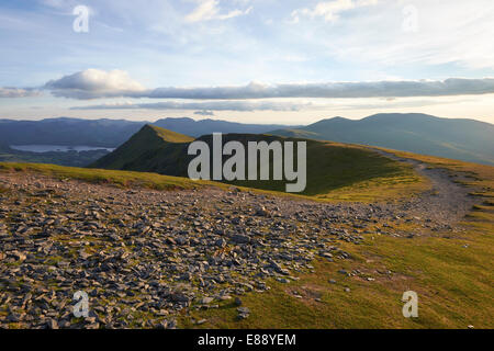 Mit Blick auf Knowe Klippen vom Gipfel des Blencathra im Lake District, Cumbria, England.UK. Stockfoto