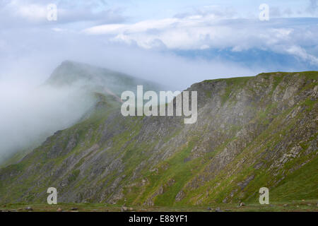 Mit Blick auf Knowe Klippen vom Gipfel des Blencathra im Lake District, Cumbria, England.UK. Stockfoto