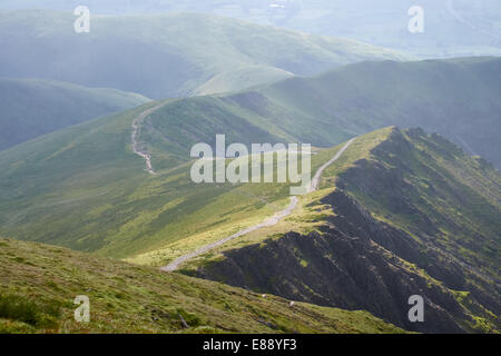 Schauen unten Skalen fiel vom Gipfel des Blencathra im Lake District, Cumbria, England.UK. Stockfoto