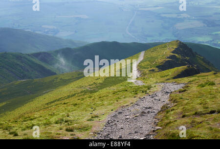 Schauen unten Skalen fiel vom Gipfel des Blencathra im Lake District, Cumbria, England.UK. Stockfoto