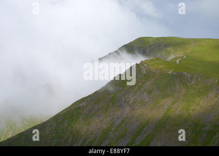 Blick hinauf auf den Gipfel des Blencathra mit Halls Fell Ridge und Doddick Fell Ridge in der Cloud. Der Lake District, Cumbr Stockfoto