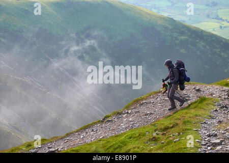 Ein Wanderer vom Gipfel des Blencathra in der Seenplatte, Cumbria, England.UK Schuppen fiel hinunter. Stockfoto