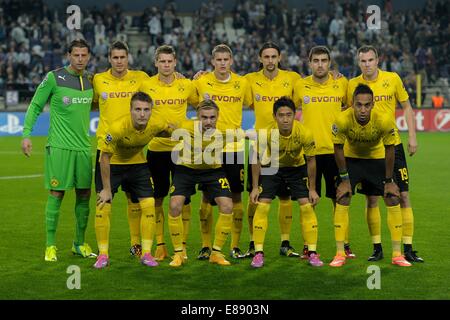 Die Mannschaft von Borussia Dortmund reiht sich vor der Gruppe D der UEFA Champions League-Fußballspiel zwischen RSC Anderlecht und Borussia Dortmund bei konstanter Vanden Stock Stadion in Belgien, 1. Oktober 2014. Zurück (l-R): Torhüter Roman Weidenfeller, Sebastian Kehl, Lukasz Piszczek, Sven Bender, Neven Subotic, Sokratis und Kevin Grosskreutz. Front (l-R): Ciro Immobile, Marcel Schmelzer, Shinji Kagawa und Pierre-Emerick Aubameyang. Foto: Marius Becker/dpa Stockfoto