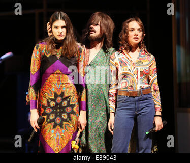 Ein Bild zur Verfügung gestellt am 27. September zeigt (L-R) Schauspielern Alicia Aumueller, Joerg Pohl und Maja Schoene während einer Presse-Probe von "Charles Manson: Summer of Hate - The Musical" am Thalia Theater in Hamburg, Deutschland, 24. September 2014. Regie: Stefan Pucher Show Premiere am 26. September. Foto: CHRISTIAN CHARISIUS/dpa Stockfoto