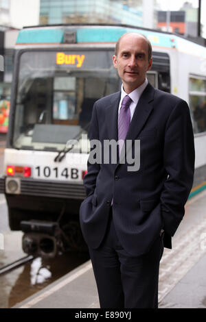Herr Andrew Adonis, Secretary Of State for Transport, Straßenbahn Haltestelle Piccadilly gardens Stockfoto