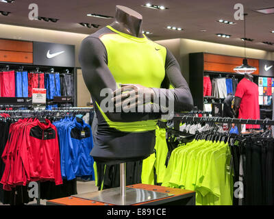 Nike Athletic Bekleidung mit Swoosh Logo, Display, Macy's Department Store, Herald Square, NYC Stockfoto