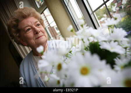 Schauspielerin Jean Alexander, Hilda Ogden in Coronation Street von 1964 bis 1987 spielte.  Im Bild zu Hause in Southport. Stockfoto