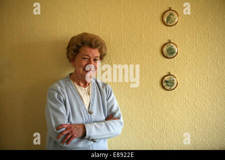 Schauspielerin Jean Alexander, Hilda Ogden in Coronation Street von 1964 bis 1987 spielte.  Im Bild zu Hause in Southport. Stockfoto