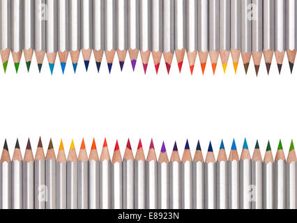 Linie der Buntstifte, isoliert auf weiss Stockfoto