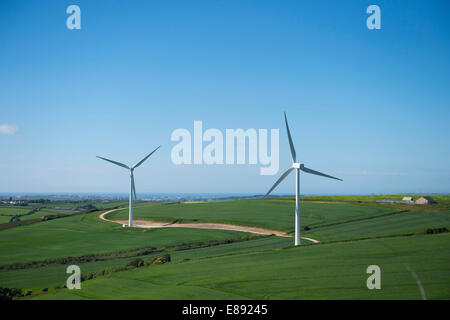 Windkraftanlagen, die Erzeugung von erneuerbarer Energie in Cornwall. Stockfoto