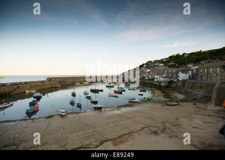 Angelboote/Fischerboote im Hafen von Mousehole in Cornwall bei Sonnenuntergang gesehen. Stockfoto