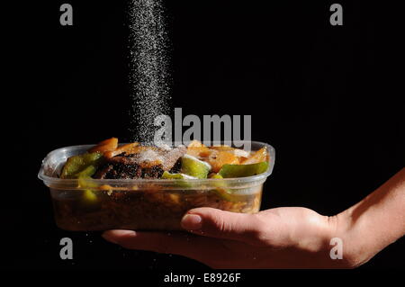 Ein salzig zum Mitnehmen chinesisches Essen mit Salz drüber gegossen wird. Stockfoto
