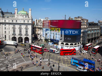 Piccadilly Circus 1819 erbaute zum Regent Street herstellen einer Piccadilly.It ist eine Statue des Eros der griechische Gott der Liebe Stockfoto