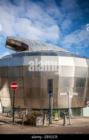 Schüler außerhalb der Hubs Student Union Gebäude an der Sheffield Hallam University in Sheffield Stadtzentrum, South Yorkshire UK Stockfoto