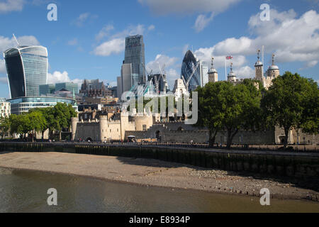 Ansicht der City of London mit dem Walkie-Talkie, die Gurke, Cheesegrater und den Tower of London Stockfoto