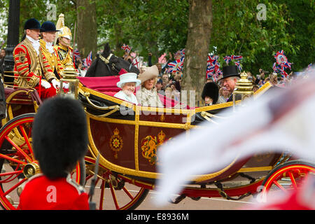 Königin Elizabeth die Sekunde, Prinz Charles und Camilla parade in der Mall Stockfoto