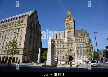 Manchester, UK. 2. Oktober 2014. Das Kriegerdenkmal steht in seiner neuen Position vor dem hinteren Eingang des Rathauses. Manchester-Rat beschlossen, verschieben Sie ihn von seiner vorherigen Position gegenüber der Zentralbibliothek, die neuen Metro-Haltestelle unterzubringen. Gab es einige gegen den Vorschlag, aber der neue Legend gibt offener Raum für Dienstleistungen, wie z. B. am Remembrance Day. War Memorial Manchester, UK Neukredite: John Fryer/Alamy Live-Nachrichten Stockfoto