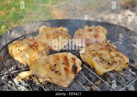 Stücke vom Huhn auf dem Grill geröstet Stockfoto