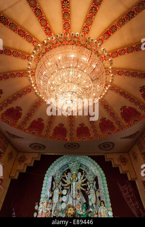 Durga Idol mit Kronleuchter, Durga Puja Feier in Kolkata, Westbengalen, Indien. Stockfoto