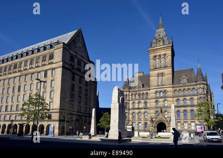 Manchester, UK. 2. Oktober 2014. Das Kriegerdenkmal steht in seiner neuen Position vor dem hinteren Eingang des Rathauses. Manchester-Rat beschlossen, verschieben Sie ihn von seiner vorherigen Position gegenüber der Zentralbibliothek, die neuen Metro-Haltestelle unterzubringen. Gab es einige gegen den Vorschlag, aber der neue Legend gibt offener Raum für Dienstleistungen, wie z. B. am Remembrance Day. War Memorial Manchester, UK Neukredite: John Fryer/Alamy Live-Nachrichten Stockfoto