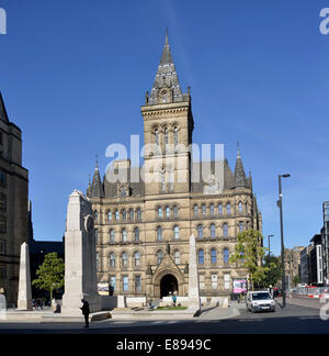 Manchester, UK. 2. Oktober 2014. Das Kriegerdenkmal steht in seiner neuen Position vor dem hinteren Eingang des Rathauses. Manchester-Rat beschlossen, verschieben Sie ihn von seiner vorherigen Position gegenüber der Zentralbibliothek, die neuen Metro-Haltestelle unterzubringen. Gab es einige gegen den Vorschlag, aber der neue Legend gibt offener Raum für Dienstleistungen, wie z. B. am Remembrance Day. War Memorial Manchester, UK Neukredite: John Fryer/Alamy Live-Nachrichten Stockfoto