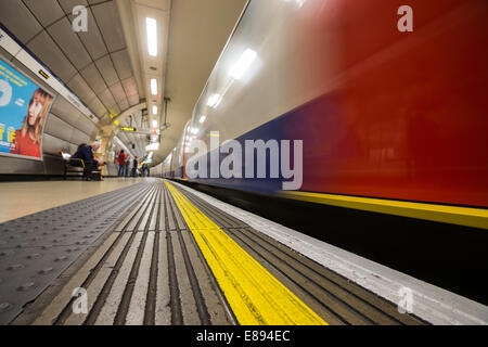 Londoner U-Bahn System eröffnete 1863-11 Linien mit 270 Stationen und 250 Meilen der Schiene Stockfoto