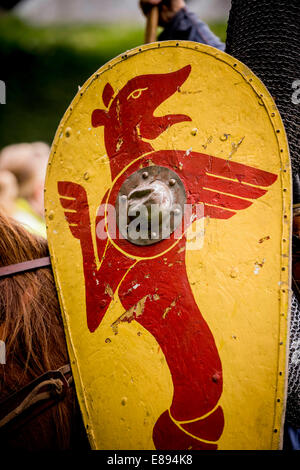 Battle, East Sussex, UK. 2. Oktober 2014. Norman-Kavallerie, die Pfadfinder in der Battle Abbey heute angekommen, nach einer zweitägigen Fahrt von Pevensey Castle vor English Heritage Schlacht von Hastings Re-Inszenierung, die Battle Abbey am 11. und 12. Oktober zurückgibt. Die Fahrer reisten etwa 17 Meilen über zwei Tage aus dem Bereich wo die Invasionsarmee Norman am Ende September 1066, auf dem Schlachtfeld landete. Bildnachweis: Jim Holden/Alamy Live-Nachrichten Stockfoto