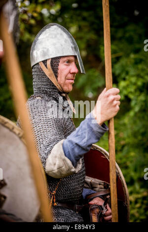 Battle, East Sussex, UK. 2. Oktober 2014. Norman-Kavallerie, die Pfadfinder in der Battle Abbey heute angekommen, nach einer zweitägigen Fahrt von Pevensey Castle vor English Heritage Schlacht von Hastings Re-Inszenierung, die Battle Abbey am 11. und 12. Oktober zurückgibt. Die Fahrer reisten etwa 17 Meilen über zwei Tage aus dem Bereich wo die Invasionsarmee Norman am Ende September 1066, auf dem Schlachtfeld landete. Bildnachweis: Jim Holden/Alamy Live-Nachrichten Stockfoto