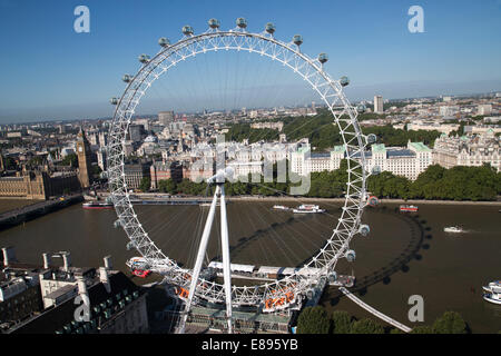 Das Millennium Wheel-Riesenrad abgeschlossen im Februar 2000-135 Meter hoch mit 32 Hülsen mit den Houses of Parliament Stockfoto