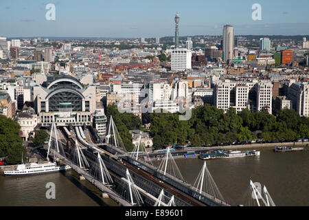 Charing Cross Station, Hungerford Bridge und den Blick auf die BT Tower Blick nach Norden von der South Bank Stockfoto