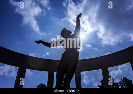 Statue der Geist der amerikanischen Jugend steigt aus Wellen, Normandie amerikanischen Friedhof und Denkmal, Colleville-Sur-Mer, Frankreich Stockfoto