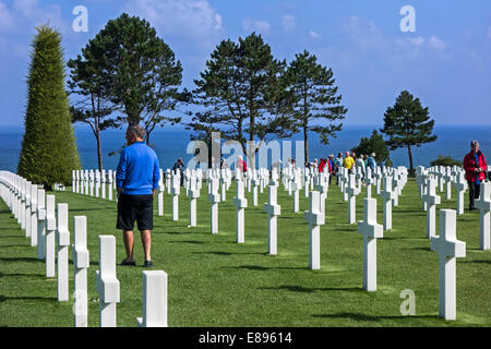 Weiße Kreuze für die gefallenen US-Soldaten in der Normandie amerikanischen Friedhof und Denkmal, Omaha-Beach Colleville-Sur-Mer, Frankreich Stockfoto