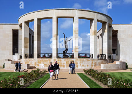 Touristen in der Normandie amerikanischen Friedhof und Denkmal, Omaha-Beach Colleville-Sur-Mer, Normandie, Frankreich Stockfoto