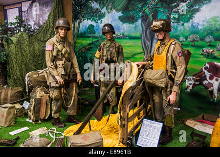 WW2 US airborne Soldaten Uniformen und Waffen, Musée Mémorial d Beach, Saint-Laurent-Sur-Mer, Normandie, Frankreich Stockfoto