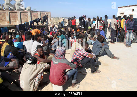 Garabulli, Libyen. 2. Oktober 2014. Einige illegale Einwanderer sitzen in einem Hof in Garabulli, Libyen, auf 2. Oktober 2014. Libyens Küstenwache am Donnerstag gerettet etwa 190 illegale Einwanderer in der Nähe der Küste Stadt Garabulli, etwa 60 Kilometer von Tripolis. Libyen ist seit langem ein Durchgangsort für Migranten, Malta, Italien und anderswo in Europa wegen seiner Nähe zu erreichen und relativ locker Grenzkontrollen. © Hamza Türkei/Xinhua/Alamy Live-Nachrichten Stockfoto