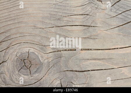 Holzboden-Detail herauszuputzen, verwitterte alte Diele mit Knoten Stockfoto