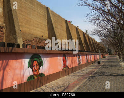 Nummer vier - Teil der alten Festung Gefängnis Komplex auf Constitution Hill, Johannesburg. Wandgemälde zeigen berühmte Insassen. Foto Tony Gale Stockfoto