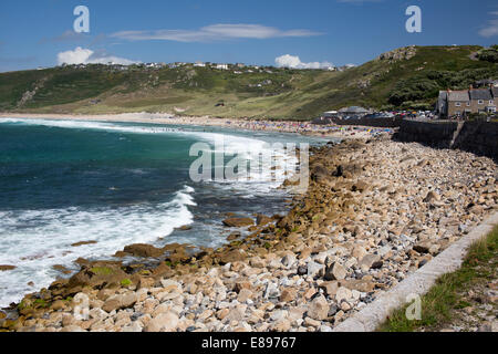 Sommer landschaftlich schön, Massen die entfernten Strand genießt, Sennen Cove, Cornwall, England, UK. Stockfoto