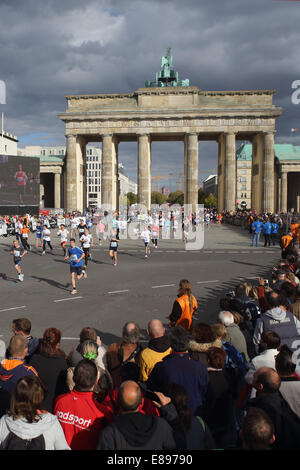 Berlin, Deutschland, junge Menschen den Mini-Marathon laufen durch das Brandenburger Tor Stockfoto