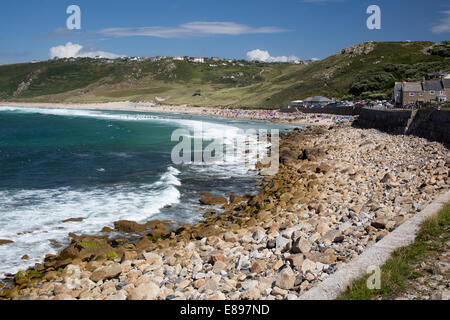 Sommer landschaftlich schön, Massen die entfernten Strand genießt, Sennen Cove, Cornwall, England, UK. Stockfoto