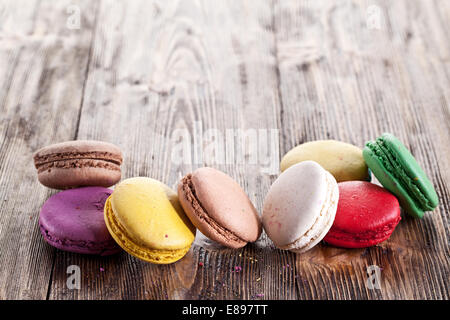 Bunte französische Macaron auf einem alten Holztisch. Stockfoto