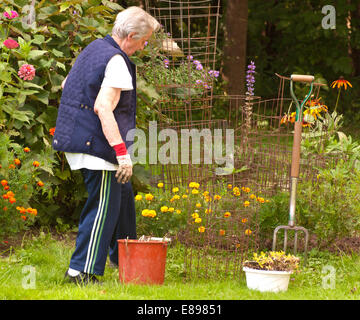 ältere Frau im Garten Stockfoto