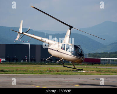 F-HJPR, ein Robinson R44 Raven II Hubschrauber, startet vom Flughafen Colmar-Houssen, aufgenommen in diesem Bild während eines Flugbetriebs. Stockfoto