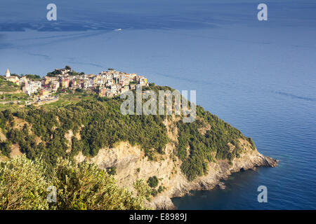 Corniglia ist einer der fünf berühmten bunten Dörfern der Cinque Terre in Italien. Stockfoto